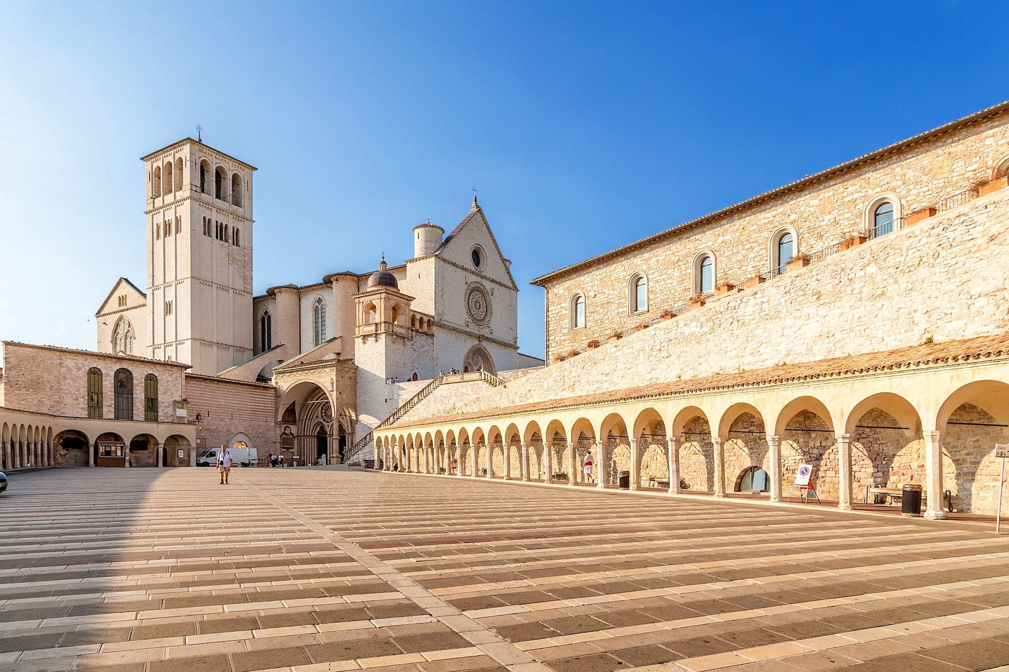 Il cortile della Basilica di San Francesco ad Assisi