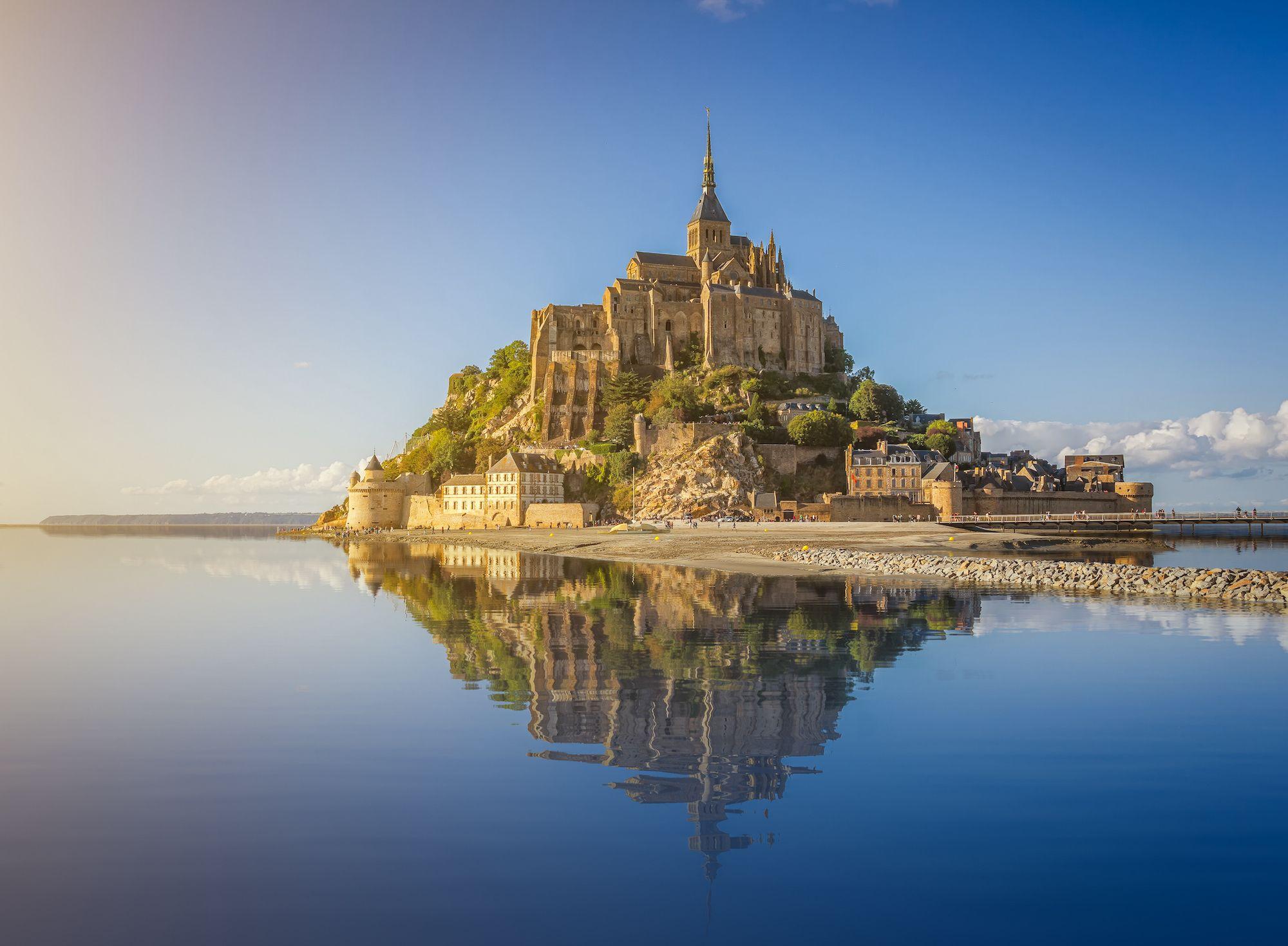 Mont Saint Michel riflessa nell'acqua