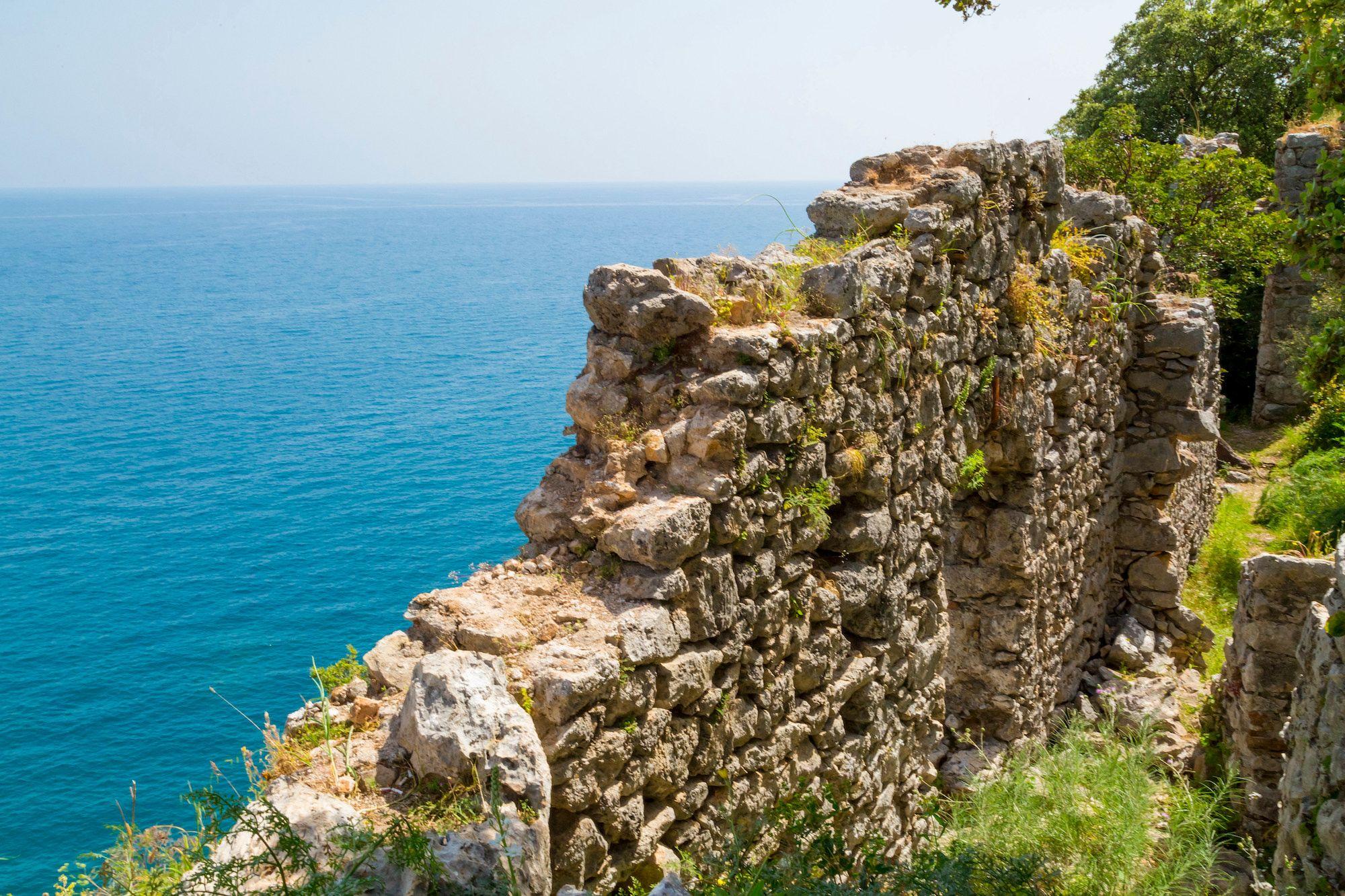 Olympos, con il suo anfiteatro romano e le fortificazioni ottomane ©ColorMaker/Shutterstock