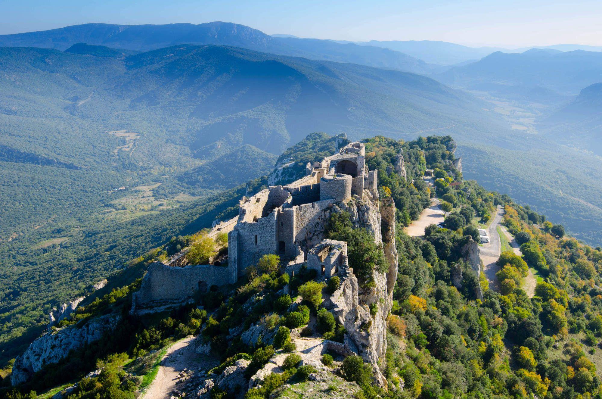 Le rovine del castello di Peyrepertuse ©midgardson/Shutterstock