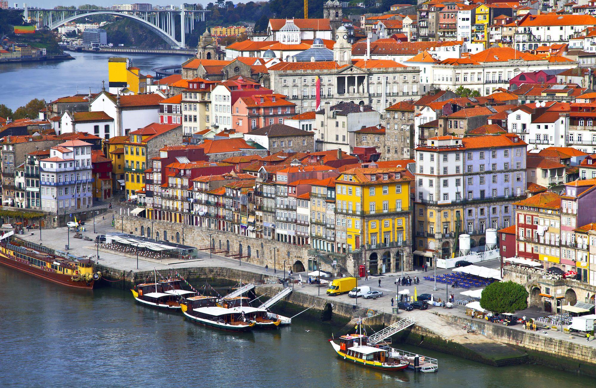 Porto, affacciata sul Douro ©Oledjio/Shutterstock