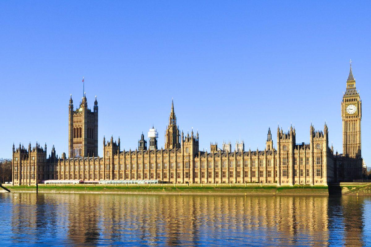 The Houses of Parliament in London, also known as the Palace of Westminster and the world-famous bell tower Big Ben, Great Britain - © A.L / Fotolia